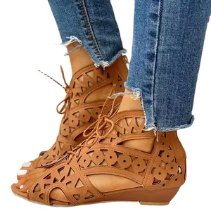 Ethnische braune flache Sandalen für Damen mit Hohlmuster für den Sommerurlaub