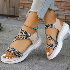 Detailansicht der bequemen Damen-Flachsandale mit stilvollen Flechtriemen in Beige