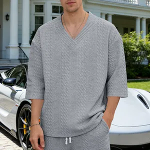 Detailansicht eines schweren grauen Herren-Stricksets mit V-Ausschnitt in Lifestyle