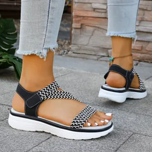 Detailansicht bequemer flacher Damen-Sandalen mit schwarz-weißem Webmuster