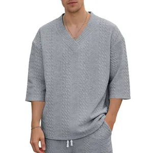Lässiges graues Herren T-Shirt mit V-Ausschnitt, strukturierter Stoff und lockere Passform