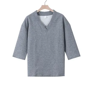 Detailansicht der grauen gesteppten Textur dieses lässigen V-Ausschnitt-T-Shirts mit Drop-Shoulder