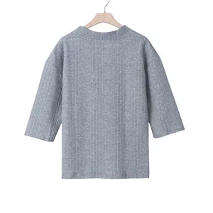 Detailansicht der grauen Steppstruktur und des gerippten Ausschnitts am Sweatshirt