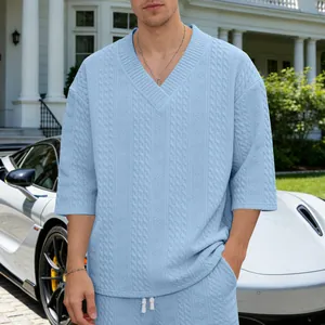 Herren-V-Ausschnitt-Shirt in Hellblau mit Zopfmuster und lockerem, weitem Schnitt