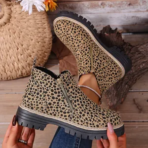 Primer plano de botines de leopardo modernos con cremallera lateral y suela negra gruesa