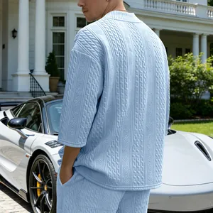 Rückansicht eines hellblauen Herren-T-Shirts mit Zopfmuster und Oversized-Passform