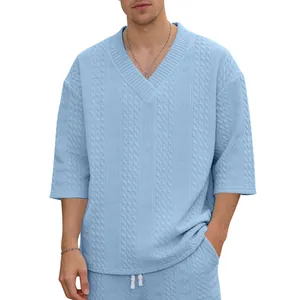 Nahaufnahme des hellblauen Strick-T-Shirts mit V-Ausschnitt und lockerer Passform