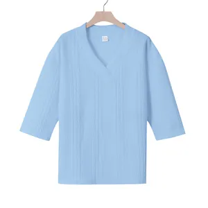 Detailansicht eines hellblauen V-Ausschnitt T-Shirts mit einer modernen Textur.