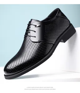 Vista dettagliata delle scarpe da lavoro da uomo in pelle nera traforata con lacci