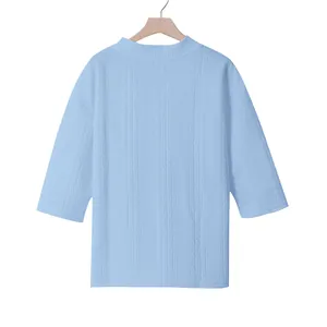 Detaillierte Rückansicht eines hellblauen Heavyweight-Oberteils mit Strickstruktur
