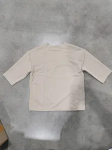 Beiges Herren-T-Shirt mit Strickstruktur und lockerer Passform in flachliegender Ansicht