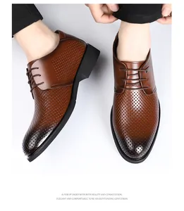 Vista dall'alto di scarpe eleganti da uomo in pelle traforata marrone con lacci raffinati