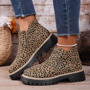 Primer plano de botines de leopardo elegantes con suelas de pista y cremalleras laterales