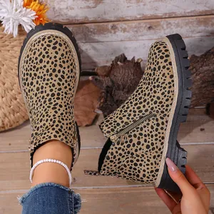 Detalle de botines con estampado de leopardo, cremallera lateral y suela de vira