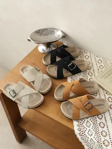 Auswahl an modischen Retro-Pantoletten mit Schnallen in Schwarz, Beige und Braun.