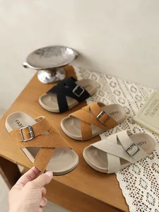 Detailansicht von Retro-Damen-Plateausandalen in verschiedenen Farben auf einem Holztisch.