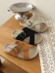 Detailansicht der Retro-Sandalen für Damen mit Schnallen in Beige, Schwarz und Braun.