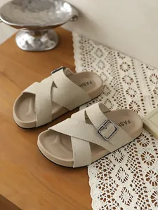 Detailansicht beige Retro-Plateausandalen mit verstellbaren Metallschnallen.