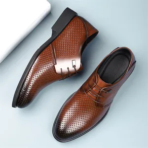 Scarpe stringate da uomo in pelle marrone traforata traspirante stile business.