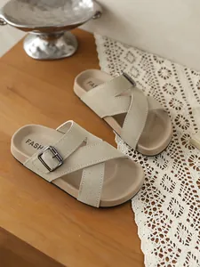 Detailansicht beige Wildleder-Sandalen mit Überkreuz-Riemen und Metallschnallen