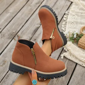 Botines de ante marrón para mujer con cremallera lateral y suela gruesa para el otoño