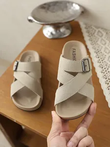 Detailansicht beige Kreuzriemen Plateau Sandalen für Damen mit modischem Vintage Schnallendesign