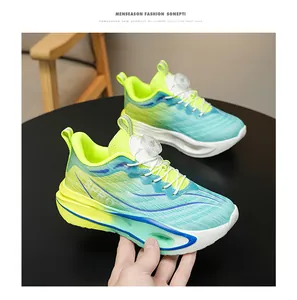Detailansicht der neon-grünen Kinder-Laufschuhe mit praktischem Drehverschluss-System