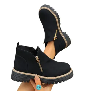 Botines negros para mujer con una cremallera dorada y suela dentada gruesa