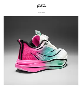 Detailansicht der rosa und grünen Kinder-Sportschuhe mit modischem Farbverlauf für Kinder