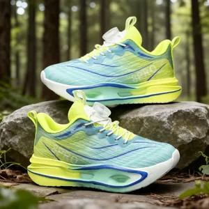 Lebhafte neongrüne und blaue Kinder-Laufschuhe mit Drehverschluss im Wald-Ambiente