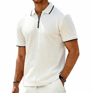 Détail d'un polo blanc en jacquard avec fermeture éclair et liseré contrasté chic