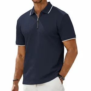 Vue détaillée du polo pour hommes bleu marine en jacquard avec col à liseré blanc et zip.