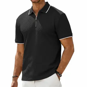 Détail d'un polo noir pour homme avec motif jacquard et liseré blanc discret