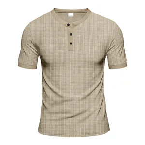 T-shirt Henley décontracté beige pour homme avec un détail de tissu slub texturé