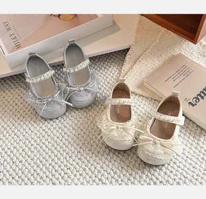 Chaussures de princesse scintillantes pour filles en argent et crème avec perles