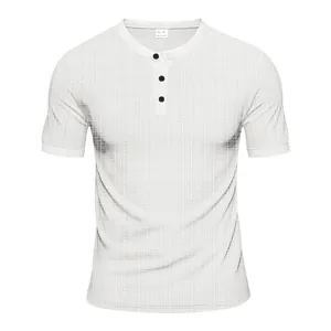 Vue de face du t-shirt Henley blanc à manches courtes avec motif gaufré