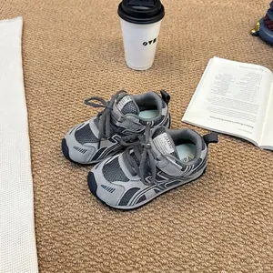 Detailansicht der atmungsaktiven Mesh-Kindersneaker in grauer Lifestyle-Umgebung