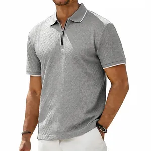 Vue détaillée du polo gris à manches courtes pour homme avec texture jacquard et fermeture