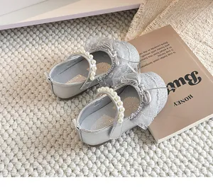 Chaussures de princesse argentées élégantes pour filles avec perles et nœud en dentelle