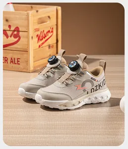 Gros plan sur les chaussures de sport kaki pour enfants avec fermeture à molette.