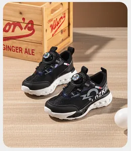 Détail des baskets noires pour enfants avec système de laçage rotatif ultra pratique