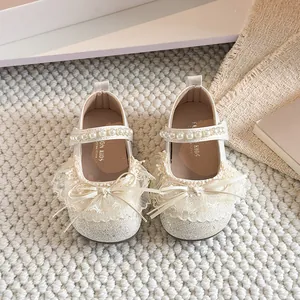 Chaussures de princesse crème pour filles avec perles, nœud en dentelle et paillettes fines.