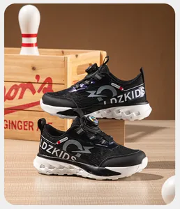 Baskets de sport noires pour enfants avec système de laçage rotatif et logo éclair.