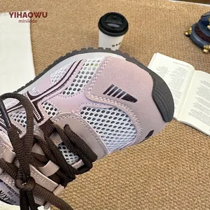 Nahaufnahme des atmungsaktiven Mesh-Obermaterials für Kinder-Sneaker.