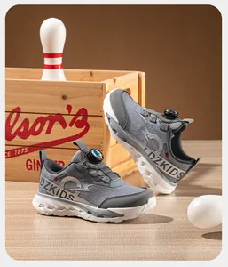 Détail de chaussures de sport grises pour enfants dotées d'un système de laçage rotatif