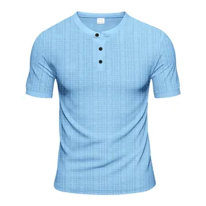 Gros plan d'un t-shirt Henley bleu clair en tissu imitation lin texturé à séchage rapide.