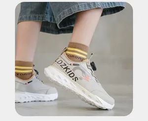 Détail de baskets décontractées beiges pour enfants avec logo LDZKIDS pour l'automne.