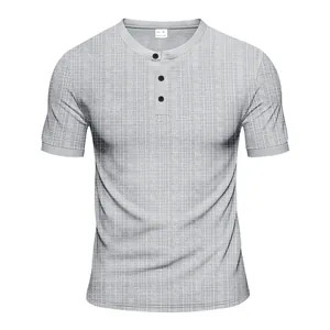 Gros plan d'un t-shirt Henley gris pour hommes avec maille gaufrée et patte à trois boutons.