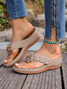 Stijlvolle dames sandalen met sleehak, decoratieve bloemen en klinknagels voor zomer