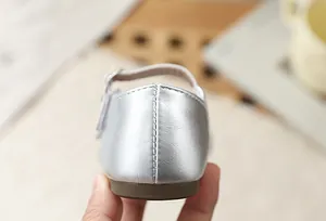 Vista posterior detallada de zapatos de princesa plateados para niñas, suela blanda
